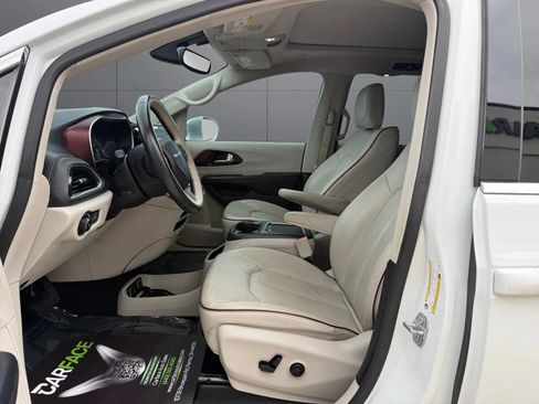 Used 2018 Chrysler Pacifica Limited FWD image 16