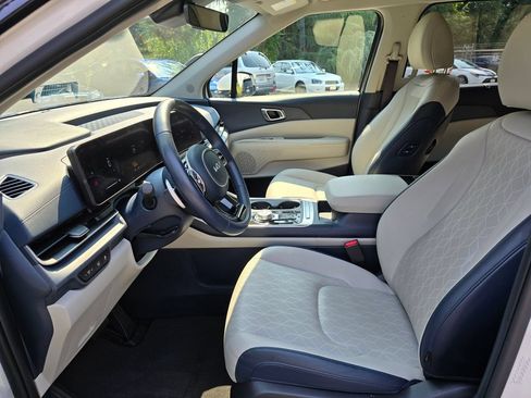 Used 2025 Kia Carnival EX FWD image 8