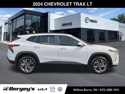 Used 2024 Chevrolet Trax LT w/ LT Convenience Package FWD image 6