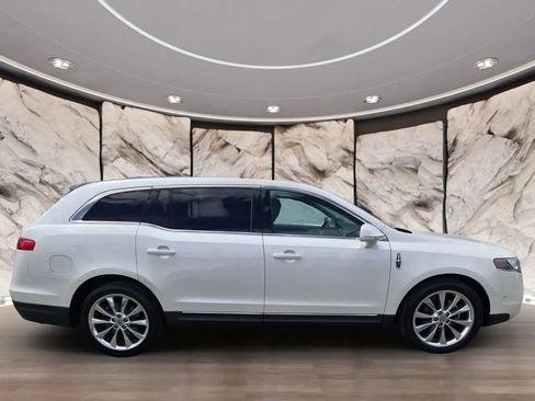 Used 2010 Lincoln MKT AWD image 4