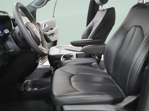 Used 2025 Chrysler Pacifica Select image 20