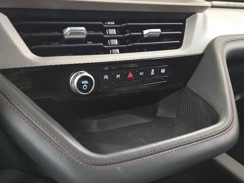Used 2025 Ford Explorer Active AWD/4WD image 31