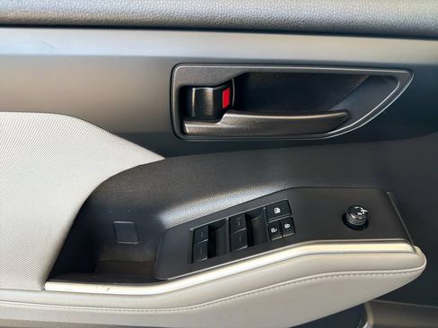 Used 2022 Toyota Highlander L FWD image 10