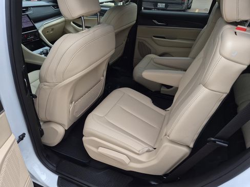 Used 2025 Jeep Grand Cherokee L Limited AWD/4WD image 15