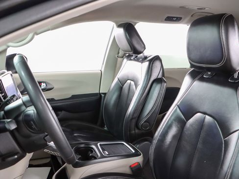 Used 2023 Chrysler Pacifica Touring-L FWD image 23