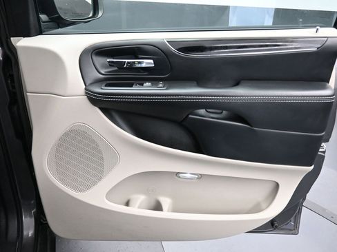 Used 2016 Dodge Grand Caravan SE image 44