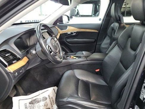 Used 2021 Volvo XC90 T6 Momentum w/ Advanced Package image 2