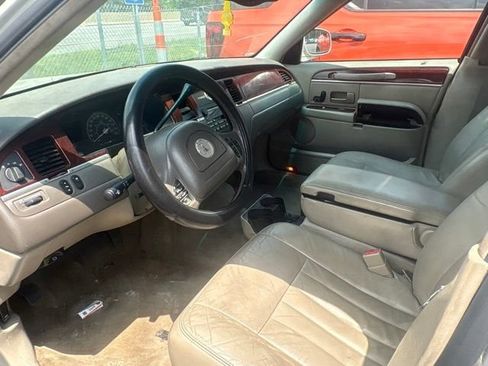 Used 2004 Lincoln Town Car Signature RWD image 6