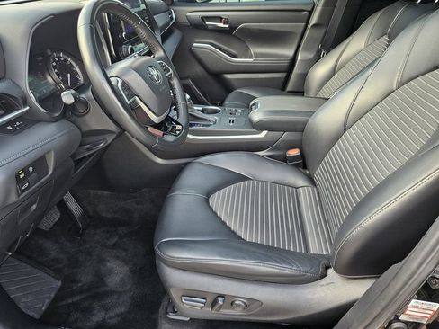 Used 2023 Toyota Highlander XSE FWD image 13