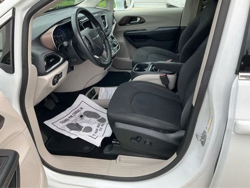 Used 2019 Chrysler Pacifica Touring Plus w/ Advanced Safetytec Group FWD image 5