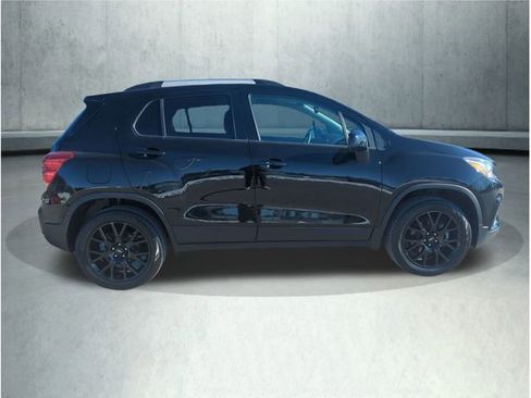 Used 2022 Chevrolet Trax LT w/ Midnight Edition image 8