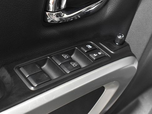 Used 2017 Nissan Titan SL image 11