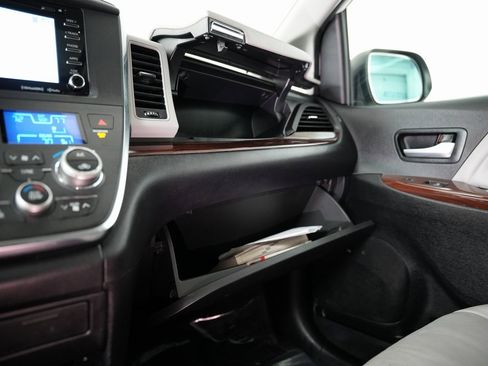 Used 2019 Toyota Sienna Limited Premium image 53