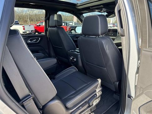 Used 2023 GMC Yukon SLT w/ SLT Luxury Package image 29