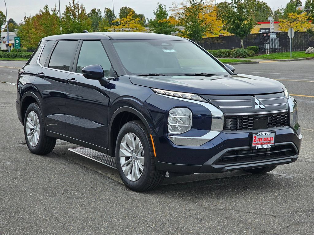 New 2026 Mitsubishi Outlander ES AWD/4WD image 3