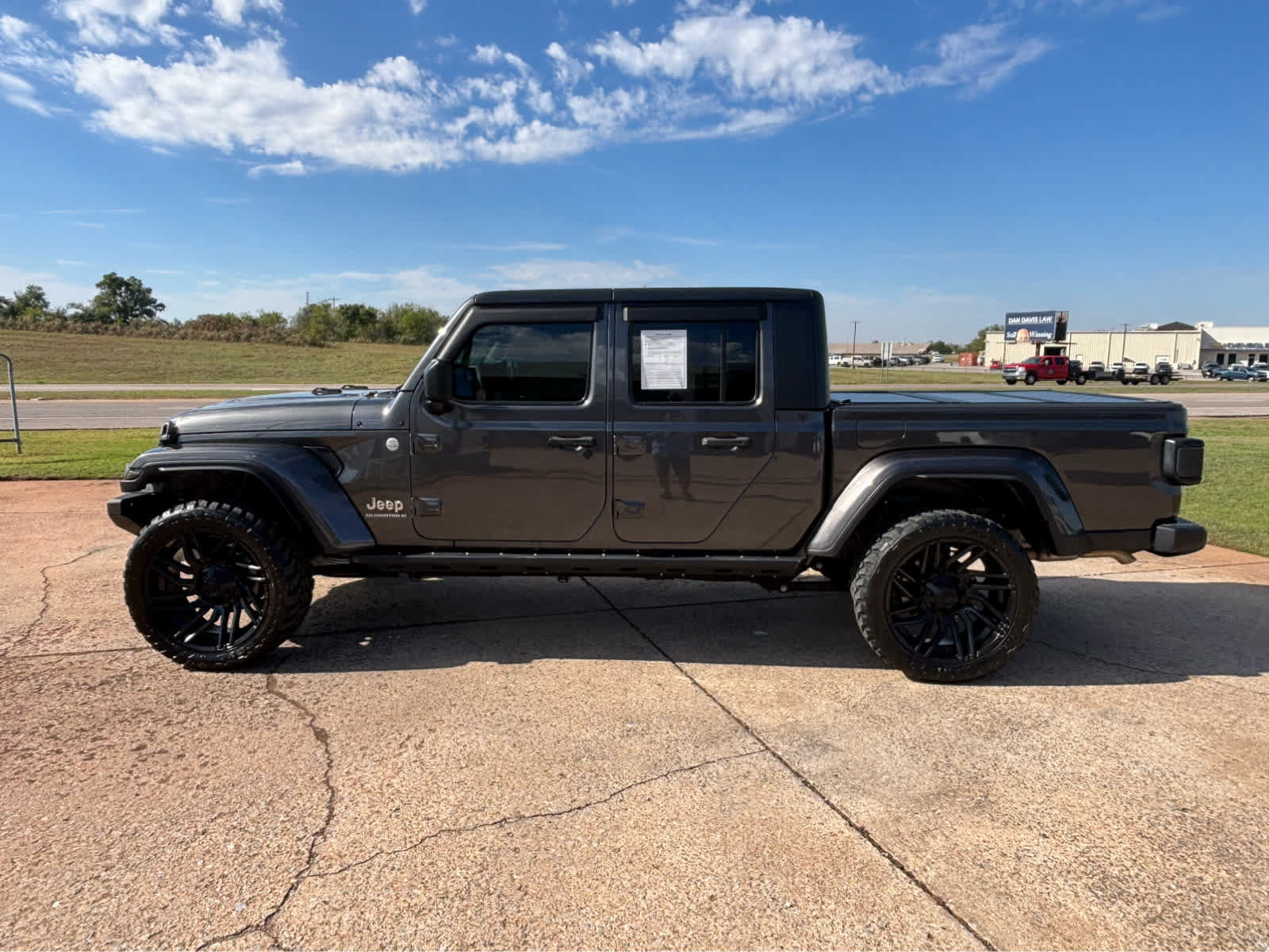 Used 2023 Jeep Gladiator Overland AWD/4WD image 4