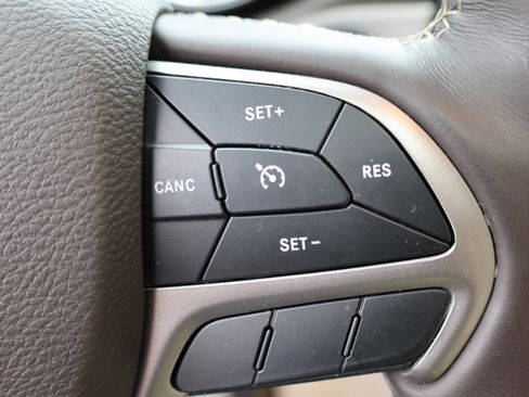 Used 2021 Jeep Grand Cherokee Overland AWD/4WD image 32