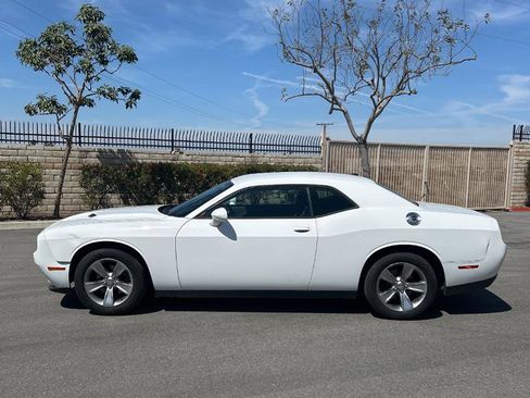 Used 2015 Dodge Challenger SXT image 2