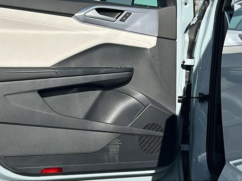 Used 2025 Volkswagen Taos SE w/ Panoramic Sunroof Package image 23