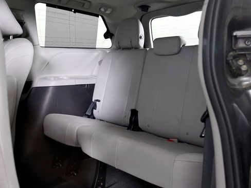 Used 2018 Toyota Sienna Limited image 52