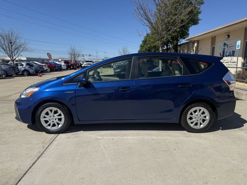 Used 2012 Toyota Prius V Two image 4