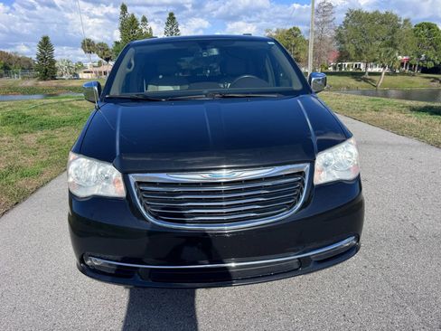 Used 2014 Chrysler Town & Country Touring-L w/ Driver Convenience Group image 7