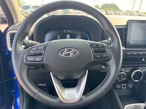 Used 2025 Hyundai Venue SEL FWD image 17
