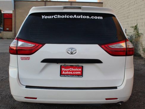 Used 2018 Toyota Sienna L image 4