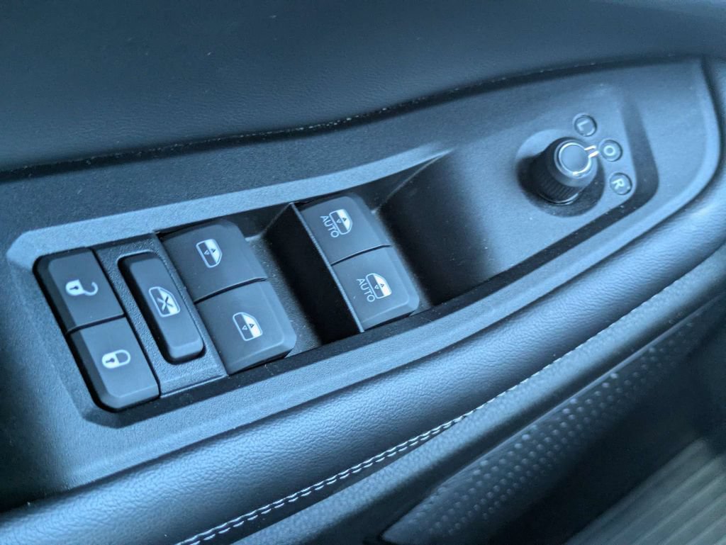 Used 2025 Jeep Grand Cherokee Altitude RWD image 23