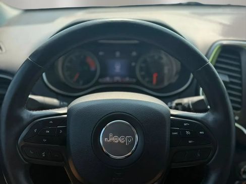 Used 2019 Jeep Cherokee Trailhawk w/ Cold Weather Group AWD/4WD image 13