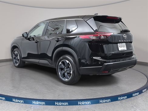 Used 2024 Nissan Rogue SV image 4