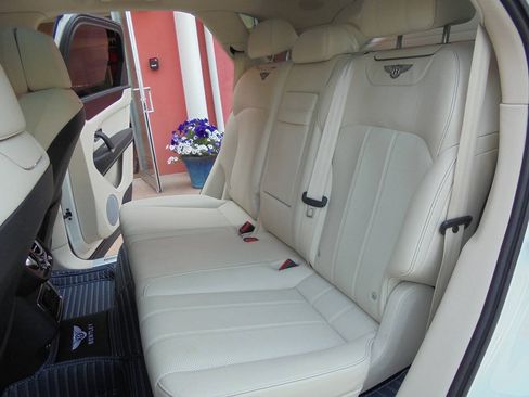 Used 2019 Bentley Bentayga AWD/4WD image 11