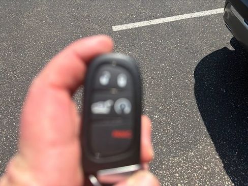 Used 2019 Jeep Cherokee Limited AWD/4WD image 4