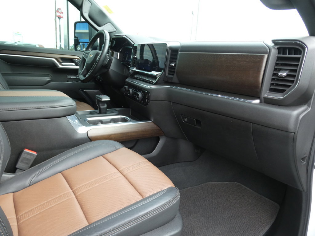 Certified 2025 Chevrolet Silverado 1500 High Country w/ Technology Package AWD/4WD image 15