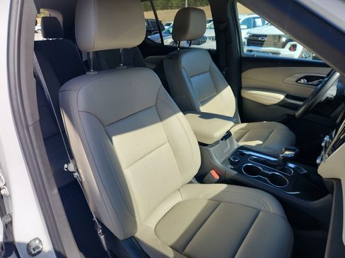 Used 2022 Chevrolet Traverse LT image 40