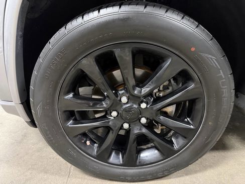 Used 2018 Jeep Grand Cherokee Altitude image 9