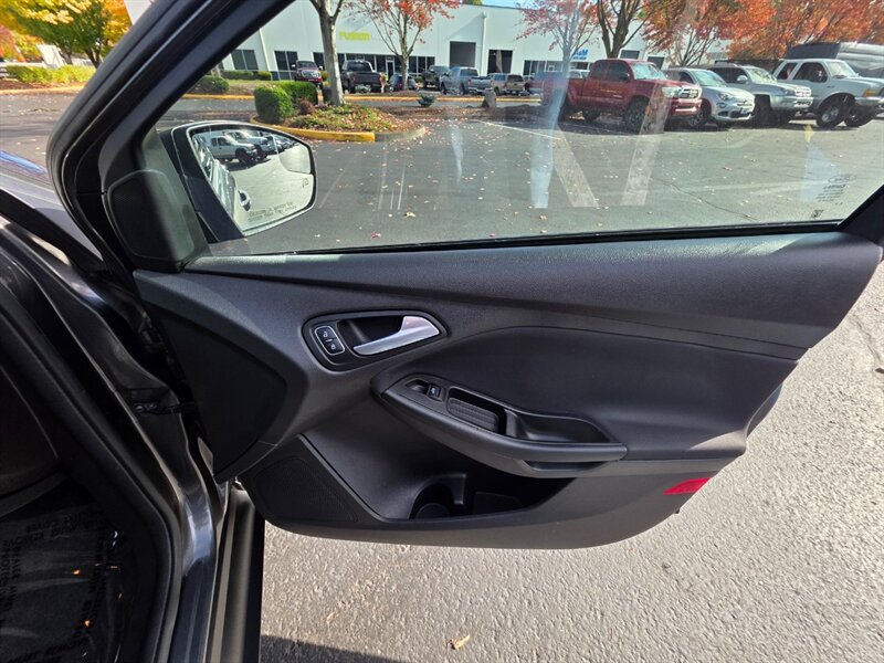 Used 2018 Ford Focus SE w/ Cold Weather Package FWD image 34