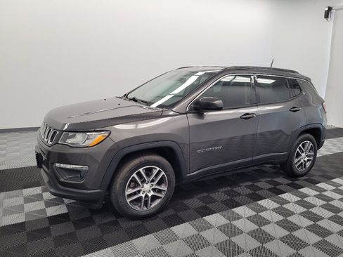 Used 2018 Jeep Compass Latitude FWD image 2
