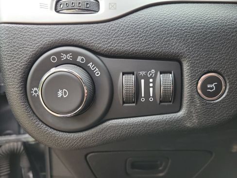 Used 2018 Jeep Cherokee Trailhawk AWD/4WD image 22