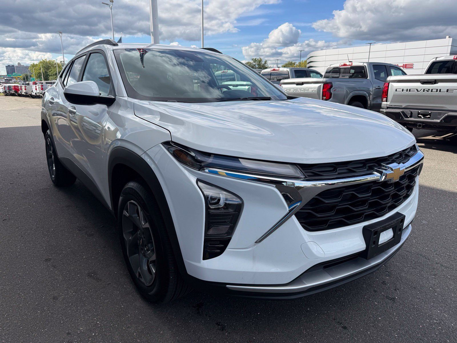 Used 2025 Chevrolet Trax LT FWD image 4