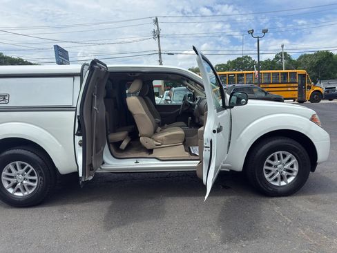 Used 2015 Nissan Frontier SV AWD/4WD image 19
