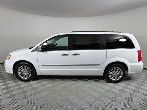 Used 2015 Chrysler Town & Country Touring-L w/ Driver Convenience Group image 8