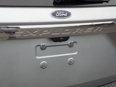 Used 2021 Ford Explorer XLT image 25