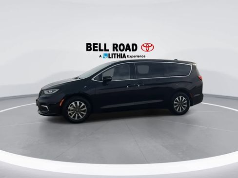 Used 2024 Chrysler Pacifica Select image 5