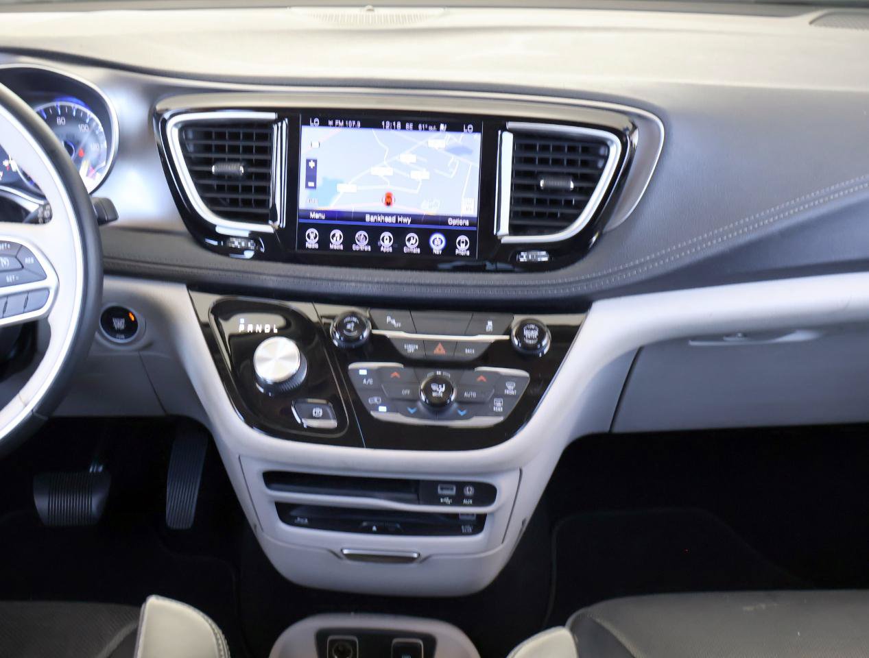 Used 2017 Chrysler Pacifica Limited w/ UConnect Theater Package FWD image 17