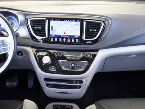 Used 2017 Chrysler Pacifica Limited w/ UConnect Theater Package image 17