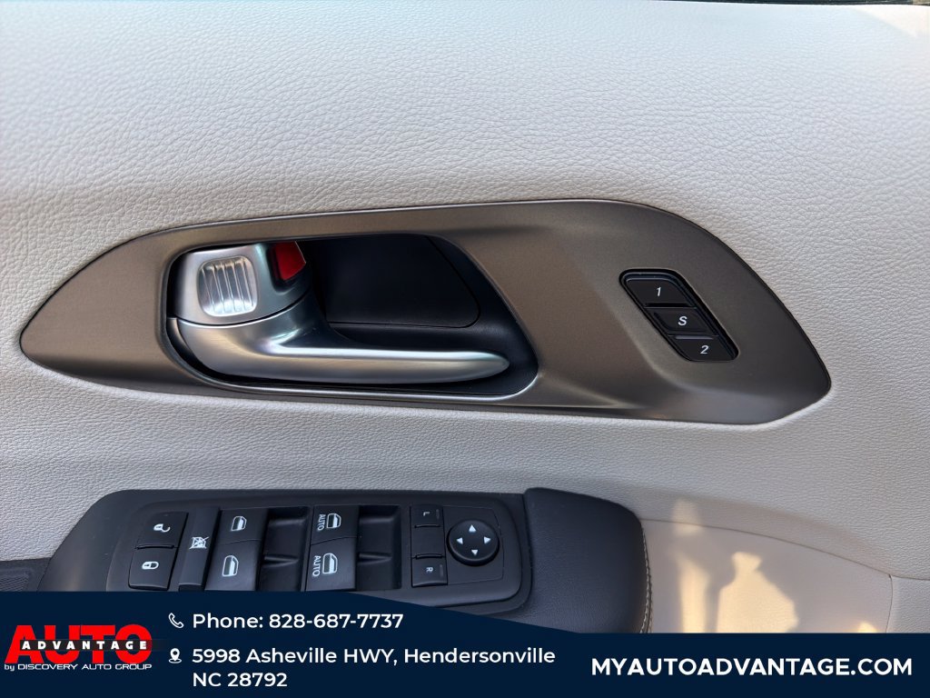 Used 2024 Chrysler Pacifica Touring-L FWD image 10