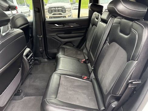 Used 2023 Jeep Grand Cherokee Altitude AWD/4WD image 6