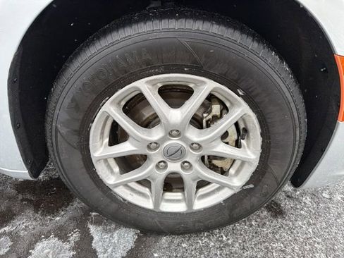 Used 2024 Chrysler Pacifica Touring-L image 2