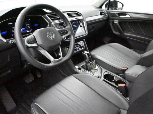 Used 2022 Volkswagen Tiguan SE w/ Panoramic Sunroof Package image 2